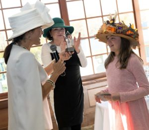 Sarita Hanley presents HAT-TASTIC winner Bella with her trophy.